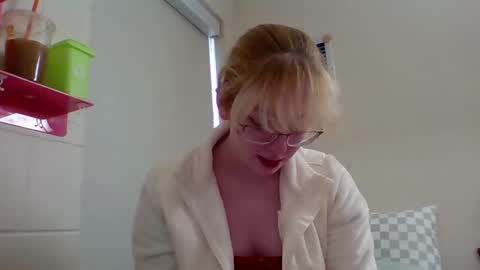 Snapshot of blonde_katie chatting on 02.14.25 Katie online show from 02.14.25