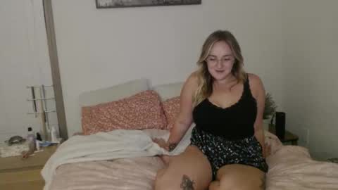 Snapshot of blondeandbent chatting on 10.16.25 Your Big Titty Baby online show from 10.16.25