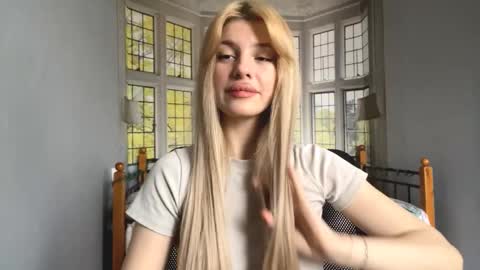 Snapshot of blondellgrubaugh chatting on 11.16.25 Evelina online show from 11.16.25