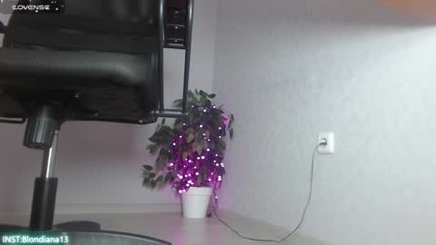 Snapshot of blondiana chatting on 12.14.24 Im Di. I smell naked even when Im dressed. online show from 12.14.24