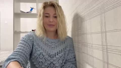 Snapshot of blondie_xoxoxo chatting on 09.17.25 blondie_xoxoxo online show from 09.17.25