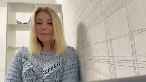 Snapshot of blondie_xoxoxo chatting on 09.22.25 blondie_xoxoxo online show from 09.22.25