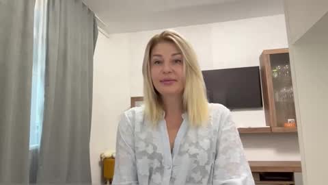 Snapshot of blondie_xoxoxo chatting on 10.01.25 blondie_xoxoxo online show from 10.01.25