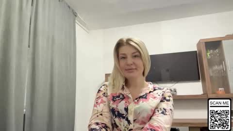 Snapshot of blondie_xoxoxo chatting on 10.08.25 blondie_xoxoxo online show from 10.08.25