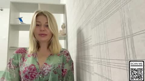 Snapshot of blondie_xoxoxo chatting on 10.16.25 blondie_xoxoxo online show from 10.16.25