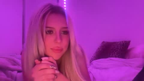 Snapshot of blondieangel11 chatting on 04.12.26 blondieangel11 online show from 04.12.26