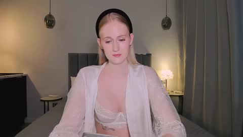 Snapshot of blondiemermaid chatting on 12.13.24 Mia online show from 12.13.24