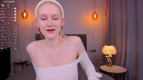 Snapshot of blondiemermaid chatting on 02.03.25 Mia online show from 02.03.25