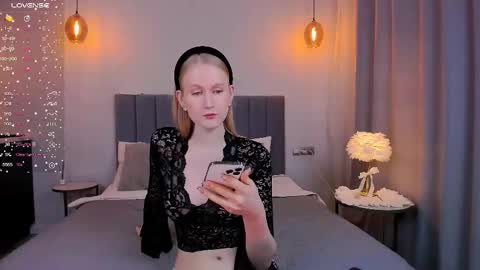 Snapshot of blondiemermaid chatting on 02.15.25 Mia online show from 02.15.25