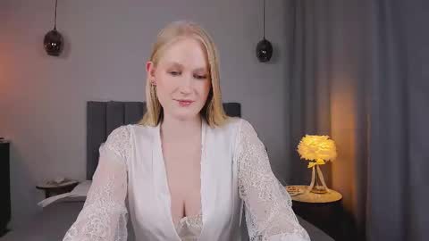 Snapshot of blondiemermaid chatting on 02.22.25 Mia online show from 02.22.25