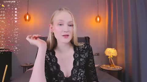 Snapshot of blondiemermaid chatting on 02.28.25 Mia online show from 02.28.25