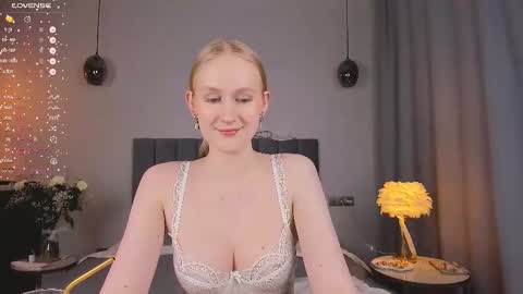 Snapshot of blondiemermaid chatting on 03.12.25 Mia online show from 03.12.25