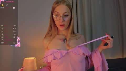 Snapshot of blondiemuse_ chatting on 10.02.25 Eva online show from 10.02.25