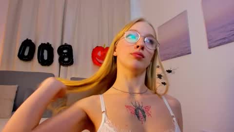 Snapshot of blondiemuse_ chatting on 10.21.25 Eva online show from 10.21.25