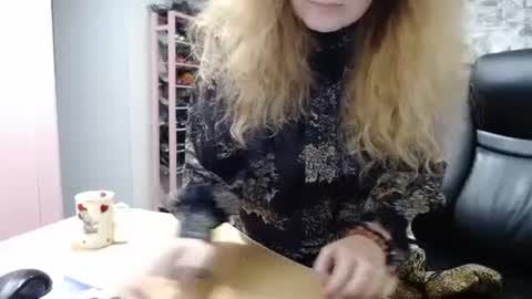 Snapshot of blondmilfs chatting on 01.15.25 BlondMILfs online show from 01.15.25