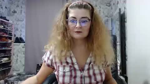 Snapshot of blondmilfs chatting on 01.28.25 BlondMILfs online show from 01.28.25