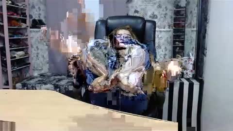 Snapshot of blondmilfs chatting on 01.28.25 BlondMILfs online show from 01.28.25