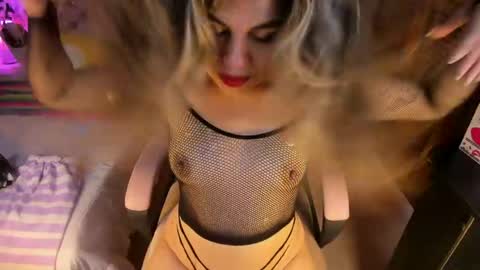 Snapshot of blondy_blows69 chatting on 04.05.26 Isis online show from 04.05.26