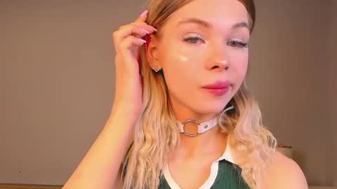 Snapshot of blondy_fina chatting on 05.17.26 blondy_fina online show from 05.17.26