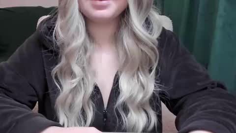 Snapshot of blondymargaret chatting on 12.17.25 blondymargaret online show from 12.17.25