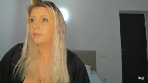 Snapshot of blondysarah chatting on 12.21.25 blondysarah online show from 12.21.25