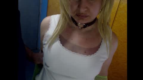 Snapshot of blontsex chatting on 11.23.25 Blontsex online show from 11.23.25