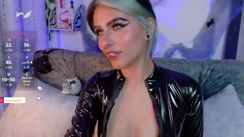 Snapshot of blue_kittenn chatting on 10.26.25 blue_kittenn online show from 10.26.25