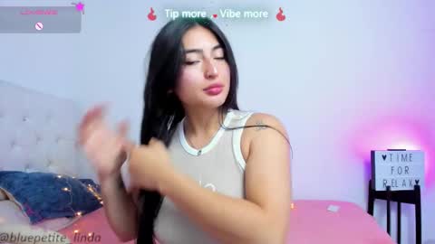 Snapshot of blue_petite chatting on 03.19.26 Linda online show from 03.19.26