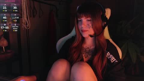 Snapshot of bluedweeb chatting on 01.04.25 Blue online show from 01.04.25