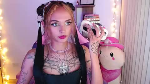 Snapshot of bluee_v chatting on 09.14.25 Im Abril .. Nice to meet you  thumb up me please its important  INDEPENDENT MODEL online show from 09.14.25