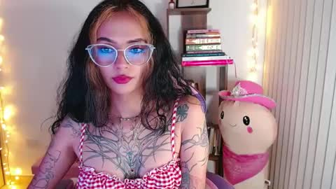 Snapshot of bluee_v chatting on 09.15.25 Im Abril .. Nice to meet you  thumb up me please its important  INDEPENDENT MODEL online show from 09.15.25