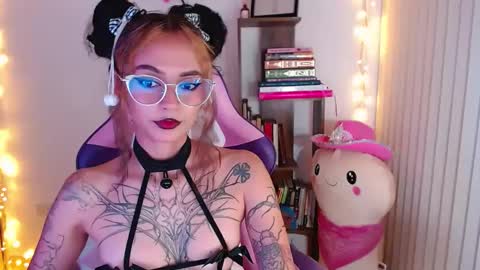Snapshot of bluee_v chatting on 09.16.25 Im Abril .. Nice to meet you  thumb up me please its important  INDEPENDENT MODEL online show from 09.16.25