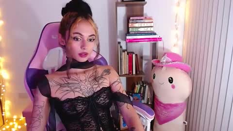 Snapshot of bluee_v chatting on 09.17.25 Im Abril .. Nice to meet you  thumb up me please its important  INDEPENDENT MODEL online show from 09.17.25