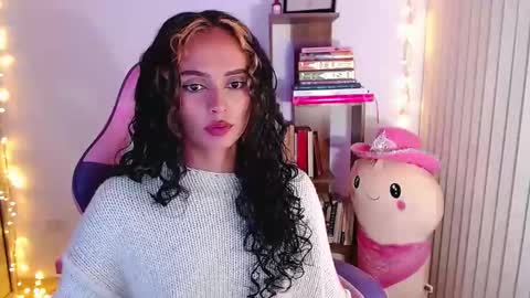 Snapshot of bluee_v chatting on 09.18.25 Im Abril .. Nice to meet you  thumb up me please its important  INDEPENDENT MODEL online show from 09.18.25