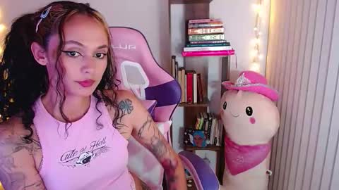 Snapshot of bluee_v chatting on 09.22.25 Im Abril .. Nice to meet you  thumb up me please its important  INDEPENDENT MODEL online show from 09.22.25