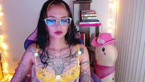 Snapshot of bluee_v chatting on 09.26.25 Im Abril .. Nice to meet you  thumb up me please its important  INDEPENDENT MODEL online show from 09.26.25