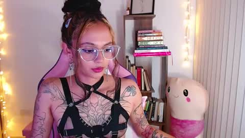 Snapshot of bluee_v chatting on 09.27.25 Im Abril .. Nice to meet you  thumb up me please its important  INDEPENDENT MODEL online show from 09.27.25