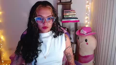 Snapshot of bluee_v chatting on 09.29.25 Im Abril .. Nice to meet you  thumb up me please its important  INDEPENDENT MODEL online show from 09.29.25