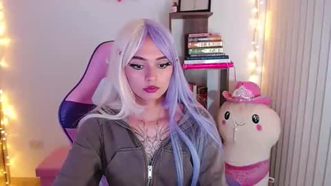Snapshot of bluee_v chatting on 10.01.25 Im Abril .. Nice to meet you  thumb up me please its important  INDEPENDENT MODEL online show from 10.01.25