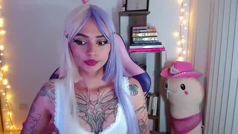Snapshot of bluee_v chatting on 10.05.25 Im Abril .. Nice to meet you  thumb up me please its important  INDEPENDENT MODEL online show from 10.05.25