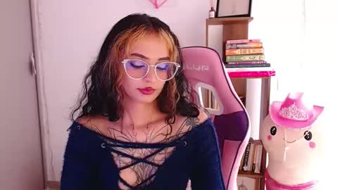 Snapshot of bluee_v chatting on 10.08.25 Im Abril .. Nice to meet you  thumb up me please its important  INDEPENDENT MODEL online show from 10.08.25