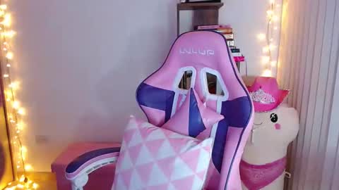 Snapshot of bluee_v chatting on 10.12.25 Im Abril .. Nice to meet you  thumb up me please its important  INDEPENDENT MODEL online show from 10.12.25