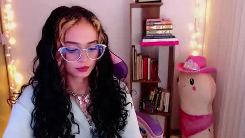 Snapshot of bluee_v chatting on 10.21.25 Im Abril .. Nice to meet you  thumb up me please its important  INDEPENDENT MODEL online show from 10.21.25