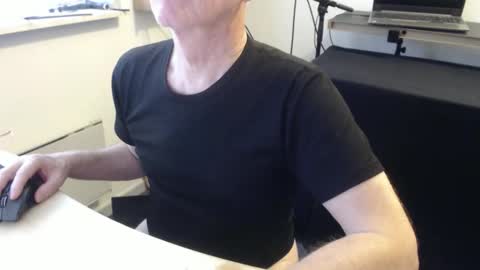 blueeyesn8 online show from 10.10.25