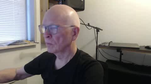 blueeyesn8 online show from 10.21.25