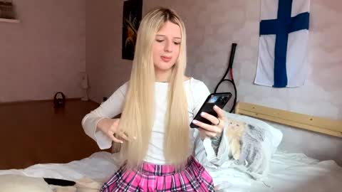 Snapshot of blushandburn chatting on 05.28.26 Delle online show from 05.28.26