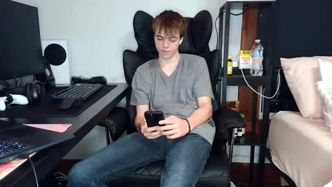 Snapshot of bobby72738 chatting on 09.24.25 bobby72738 online show from 09.24.25