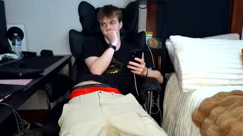 Snapshot of bobby72738 chatting on 09.28.25 bobby72738 online show from 09.28.25