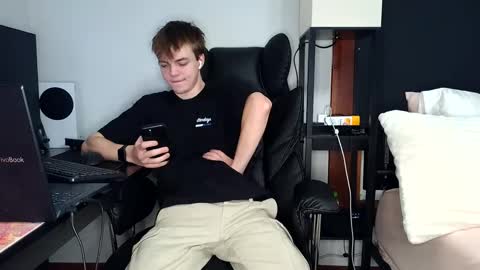 Snapshot of bobby72738 chatting on 09.30.25 bobby72738 online show from 09.30.25