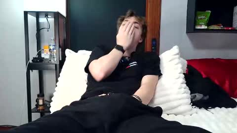 Snapshot of bobby72738 chatting on 11.18.25 bobby72738 online show from 11.18.25